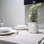 - Stylish With River Views - Sleeps 8 Leeds (West Yorkshire)