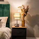 - Stylish With River Views - Sleeps 8 *