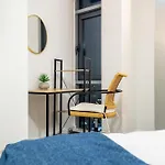 - Stylish With River Views - Sleeps 8