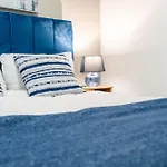 - Stylish With River Views - Sleeps 8 Appartement *