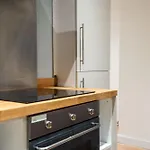 - Stylish With River Views - Sleeps 8