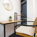 Appartement - Stylish With River Views - Sleeps 8 *