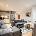 - Stylish With River Views - Sleeps 8