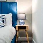 - Stylish With River Views - Sleeps 8 Appartement