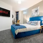 - Stylish With River Views - Sleeps 8 Appartement