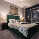 - Stylish With River Views - Sleeps 8 Leeds (West Yorkshire)