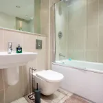 - Stylish With River Views - Sleeps 8 Appartement *