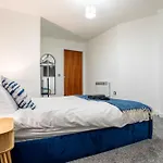 - Stylish With River Views - Sleeps 8 Appartement