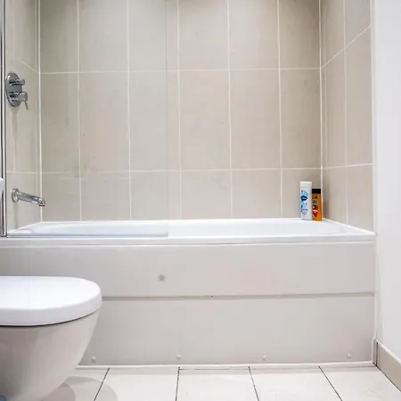 - Stylish With River Views - Sleeps 8 Апартаменти