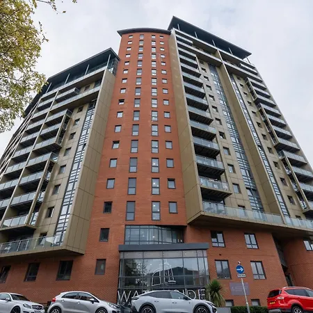 Апартаменти - Stylish With River Views - Sleeps 8