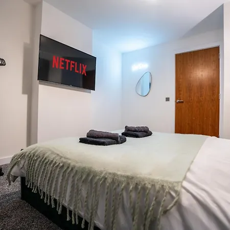 Апартаменти - Stylish With River Views - Sleeps 8 *