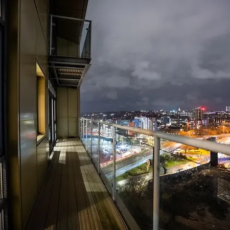 - Stylish With River Views - Sleeps 8