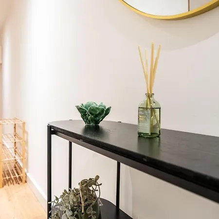 - Stylish With River Views - Sleeps 8