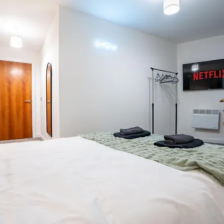 Apartman - Stylish With River Views - Sleeps 8