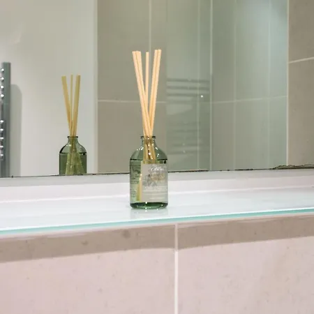 - Stylish With River Views - Sleeps 8 Apartman Leeds