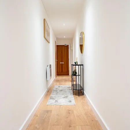 - Stylish With River Views - Sleeps 8