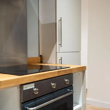 - Stylish With River Views - Sleeps 8