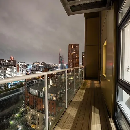 - Stylish With River Views - Sleeps 8 *