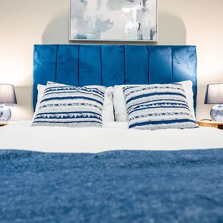 - Stylish With River Views - Sleeps 8 * 리즈