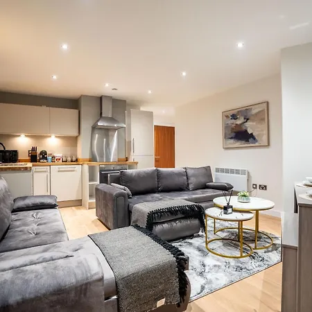 - Stylish With River Views - Sleeps 8