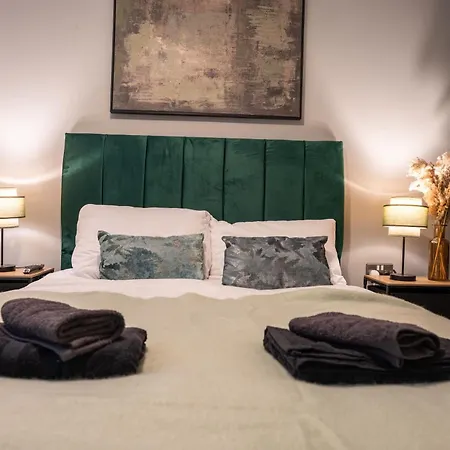 - Stylish With River Views - Sleeps 8 公寓 利兹