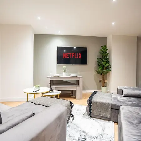 - Stylish With River Views - Sleeps 8