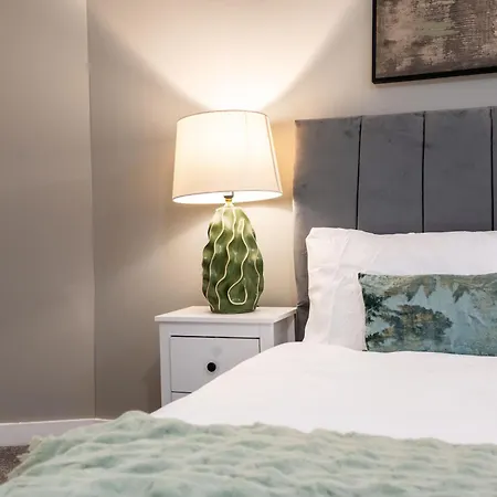 - Stylish With River Views - Sleeps 8 Leeds (West Yorkshire)