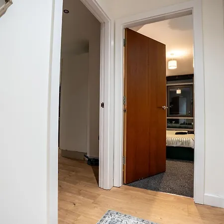 - Stylish With River Views - Sleeps 8 아파트