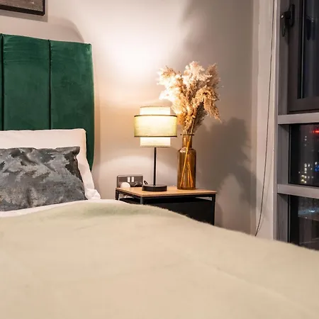 Lejlighed - Stylish With River Views - Sleeps 8