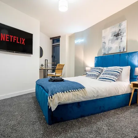 - Stylish With River Views - Sleeps 8 Lejlighed