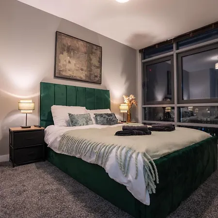 - Stylish With River Views - Sleeps 8 리즈