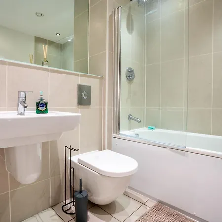 - Stylish With River Views - Sleeps 8 아파트 *