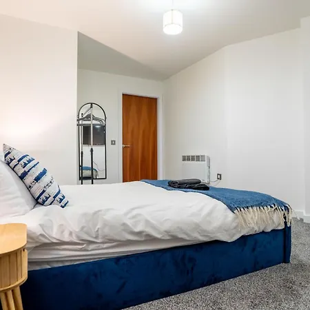 - Stylish With River Views - Sleeps 8 아파트