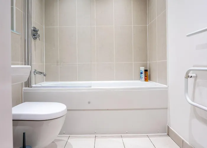 - Stylish With River Views - Sleeps 8 Апартаменти