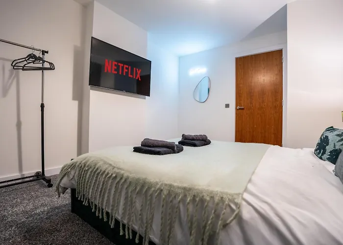 Апартаменти - Stylish With River Views - Sleeps 8 *