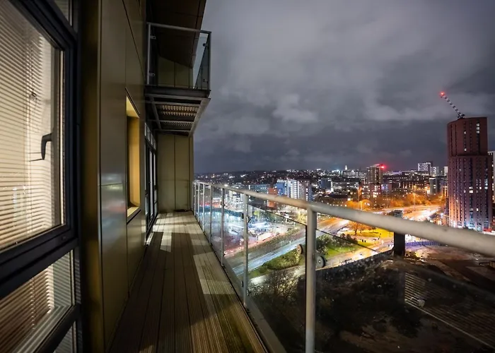 - Stylish With River Views - Sleeps 8