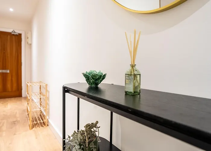 - Stylish With River Views - Sleeps 8