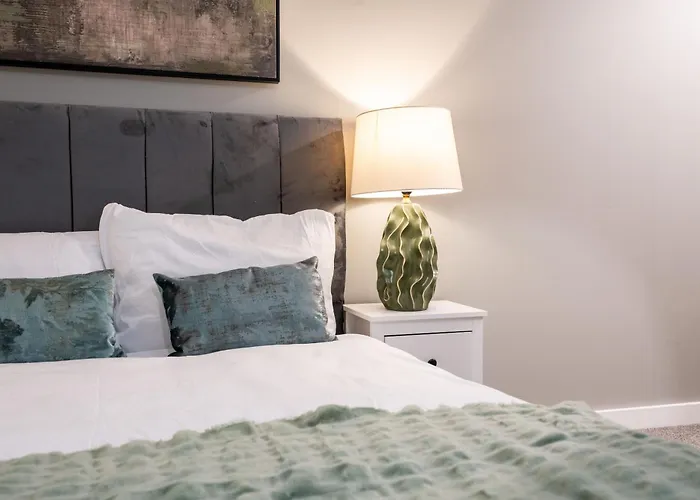 - Stylish With River Views - Sleeps 8 Apartman *