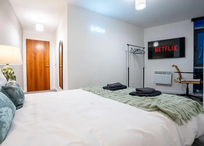 Апартаменти - Stylish With River Views - Sleeps 8