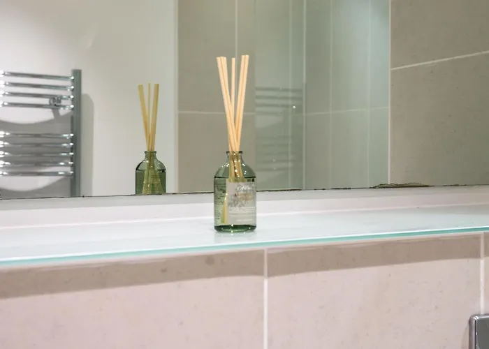 - Stylish With River Views - Sleeps 8 Apartman Leeds