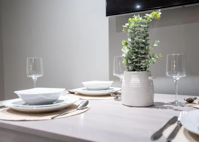 - Stylish With River Views - Sleeps 8 Leeds