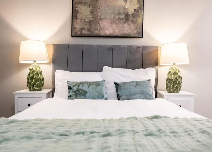 Апартаменти - Stylish With River Views - Sleeps 8 Лідс