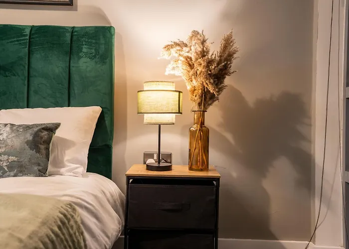 - Stylish With River Views - Sleeps 8 *