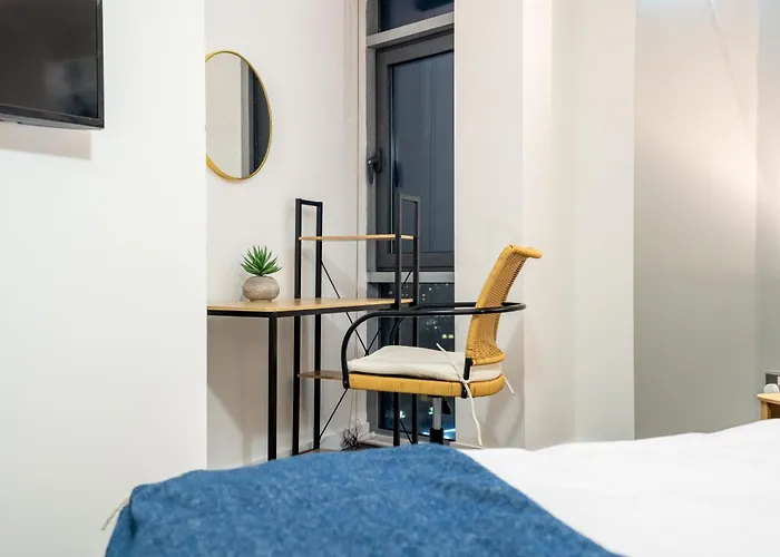 - Stylish With River Views - Sleeps 8