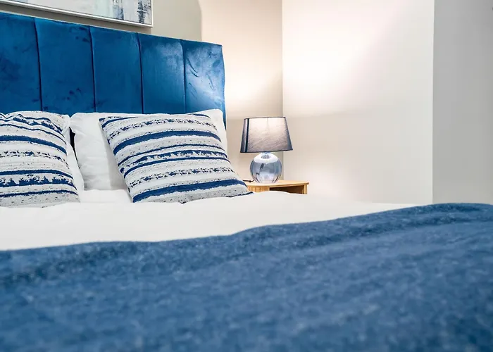 - Stylish With River Views - Sleeps 8 Apartamento *