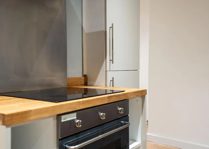 - Stylish With River Views - Sleeps 8