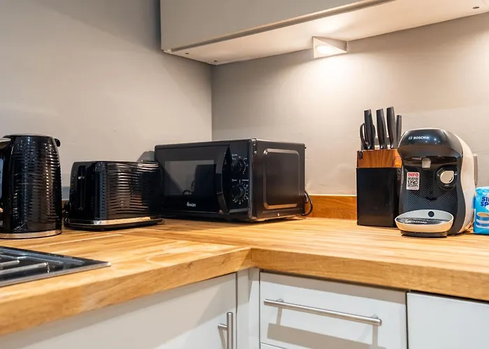 - Stylish With River Views - Sleeps 8