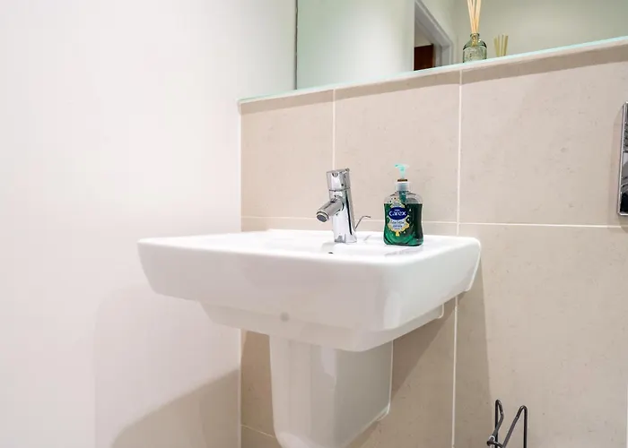 - Stylish With River Views - Sleeps 8 Apartman Leeds