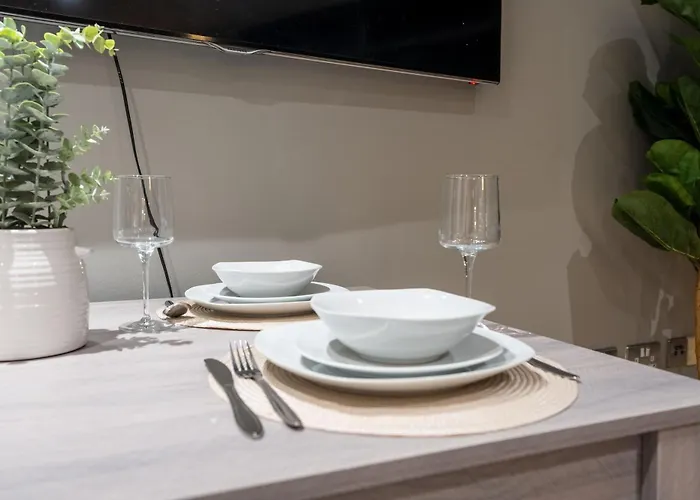 - Stylish With River Views - Sleeps 8 Apartamento *