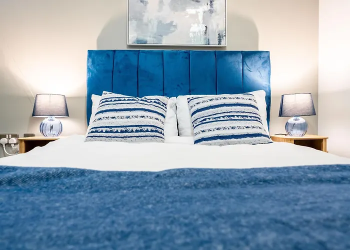 - Stylish With River Views - Sleeps 8 * 利兹